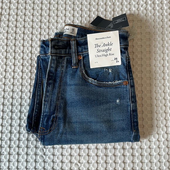 Abercrombie & Fitch Ultra High-Rise Ankle Straight Jean - Picture 2 of 12